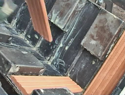 на фото укладка клинкерной плитки в форму при изготовлении термопанелей