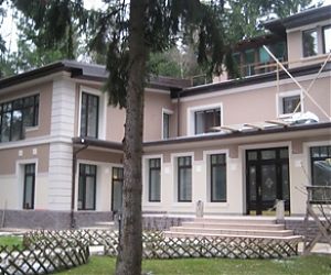 Дом в Московской области с декором из полиуретана