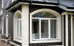 Декор окна коттеджа с клинкерными термопанелями