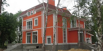 Монтаж полиуретанового декора на фасадк коттеджа 