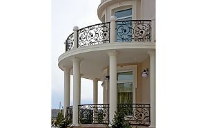 Фрагмент фасада дома с колоннами