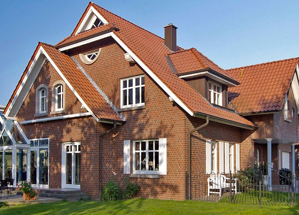 Доступная цена на термопанели для особняка с традиционной отделкой фасада. на фото фасадные термопанели, цена которых меньше, чем увеличение стоимости особняка после отделки ими.